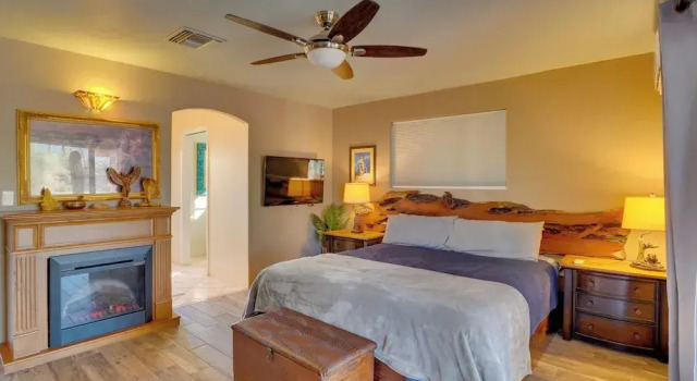 Pool & Stunning Mtn Views! Eclectic Tucson Home, Rezervovat Hotel Tucson Arizona