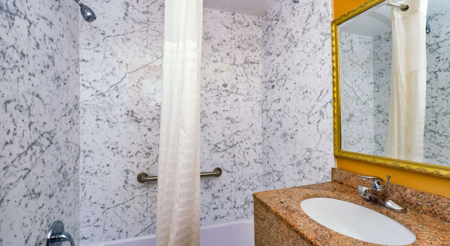 Четырёхместный номер Standard Rodeway Inn Orleans - Cape Cod