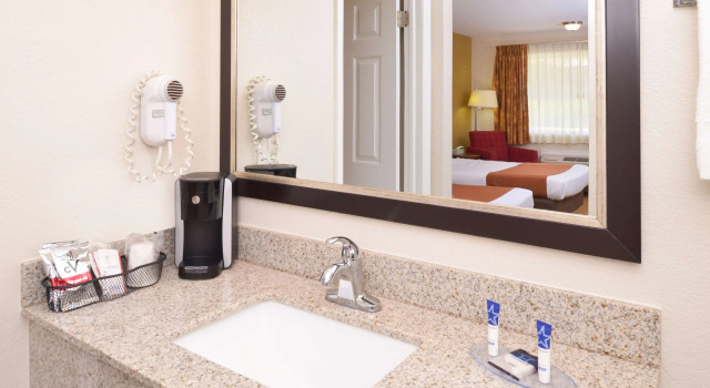 Четырёхместный номер Standard Americas Best Value Inn Plattsburgh