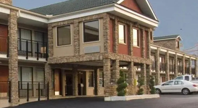 Кровать в общем номере Suburban Studios Branson On The Strip