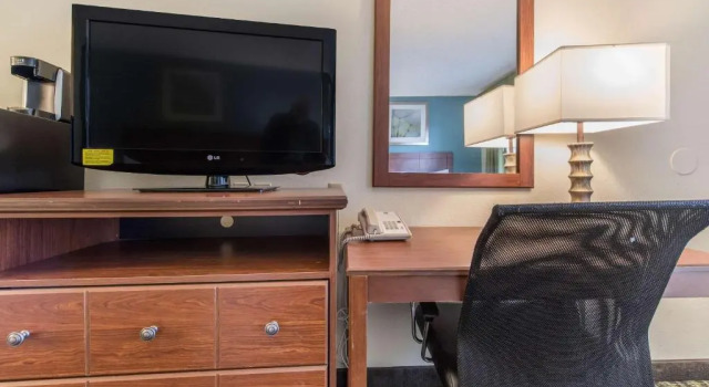 Четырёхместный номер Standard Quality Inn Bellevue