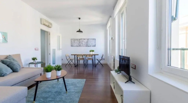 Апартаменты Sunny Apartment at the foot of Royal Palace by Batuecas