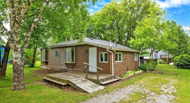Коттедж Charming Lakeside Cottage