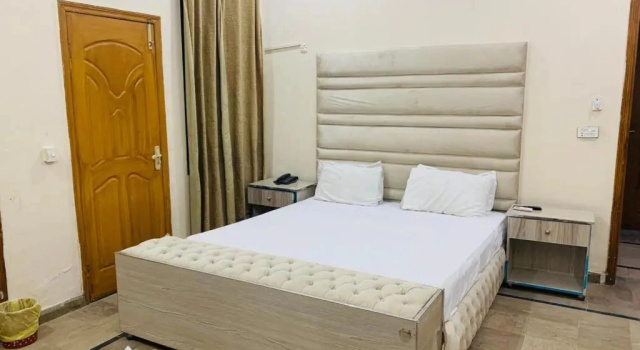Hotel Day IN One, Boek Hotel Hotels in Lahore met parkeren, Parkeren