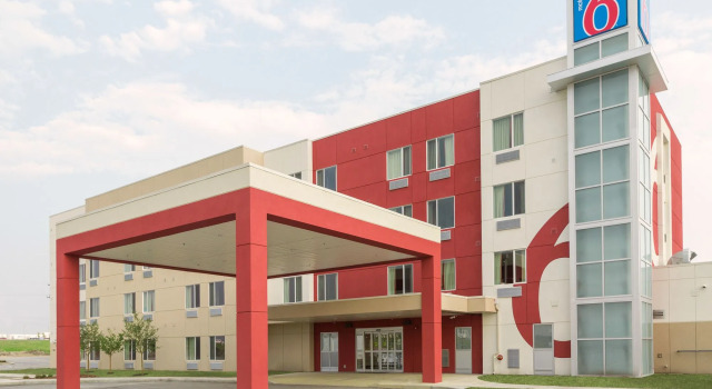Motel 6 Airdrie, AB
