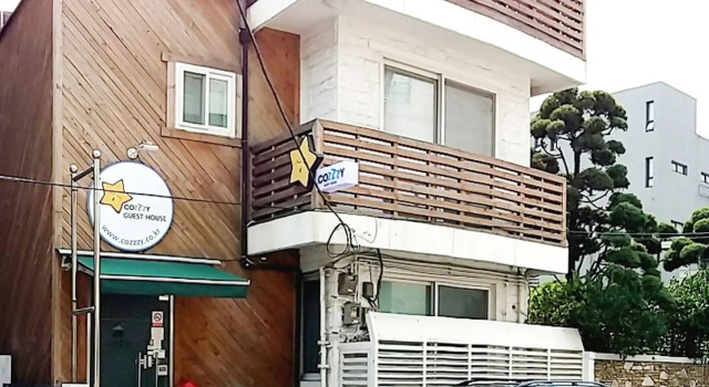 Cozzzy Guest House - Hostel