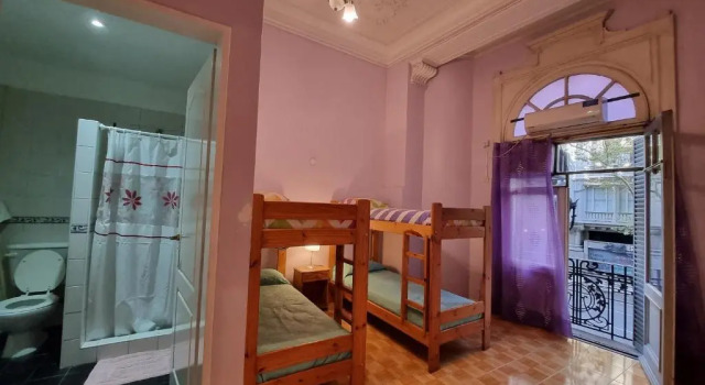 Кровать в общем номере с балконом и с красивым видом из окна Hostel Estoril