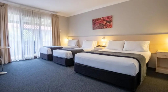 Трёхместный номер Executive с балконом Maclin Lodge Motel