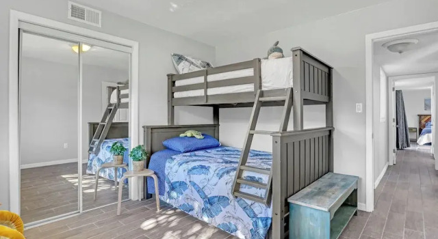 Vibrant Coastal Cottage with Pool, Rezerwuj Dom wakacyjny Domki letniskowe w Space Coast, Domek