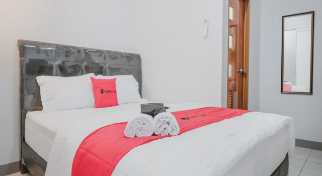 RedDoorz Syariah near Siloam  Hospital Kebon Jeruk, Book Hotel Jakarta Jakarta Province