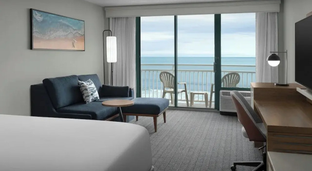 Двухместный номер Deluxe с балконом Courtyard by Marriott Virginia Beach Oceanfront-South