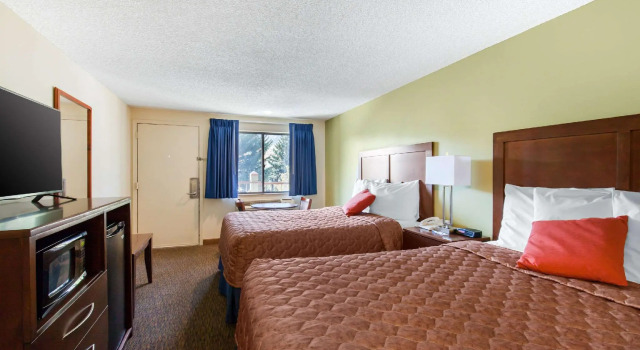 Четырёхместный номер Standard Rodeway Inn Glenwood Springs