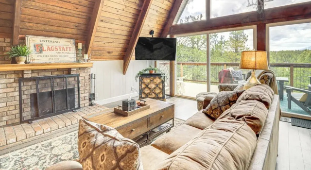 Flagstaff A-frame Cabin w/ Deck & Lovely Views!, Varaa Lomakoti Kachina Village USA