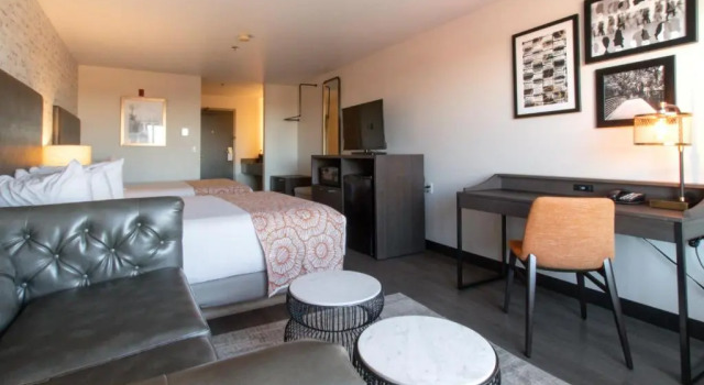 Четырёхместный люкс Oxford Suites Chico