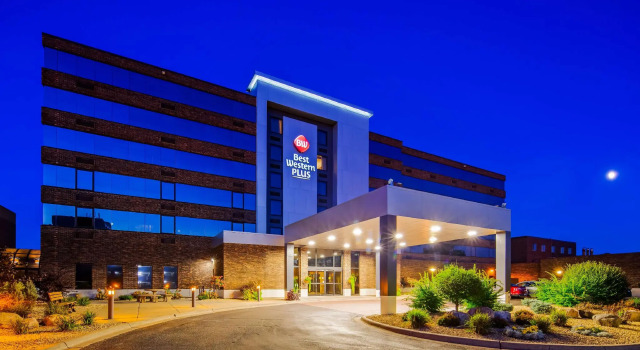 Кровать в общем номере Best Western Plus Kelly Inn