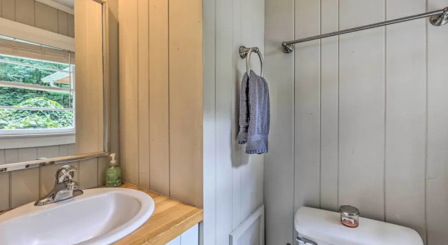 Коттедж Near Hiking: Roaring Gap Retreat w/ Fire Pit!