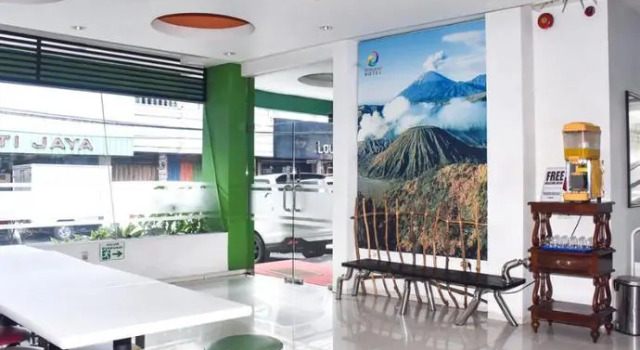 Reddoorz Plus Near Alun Alun Malang, Reserva ahora Hotel Hoteles en Malang con desayuno, cerca de Centro comercial Malang Plaza, Desayunos