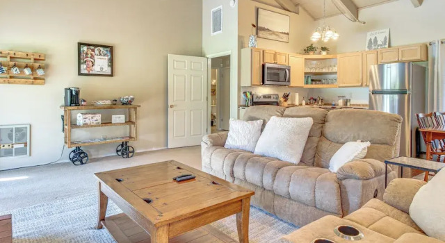 Golf Course Getaway & Hot Tub Haven in Pinetop!, Забронировать Отель Пайнтоп штат Аризона, рядом с Загородный гольф-клуб Pinetop Lakes