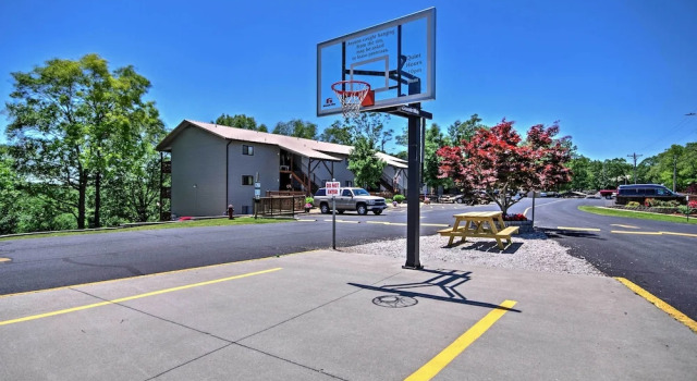 Апартаменты Condo w/ Pool Access - 2 Mi to Silver Dollar City!