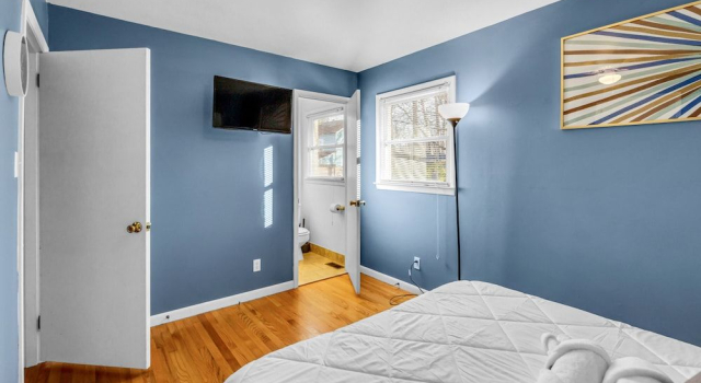 Stay Awhile Charming Greensboro House Close to Must-See Places
