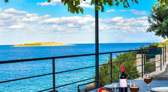Коттедж Chloe Seafront Villa