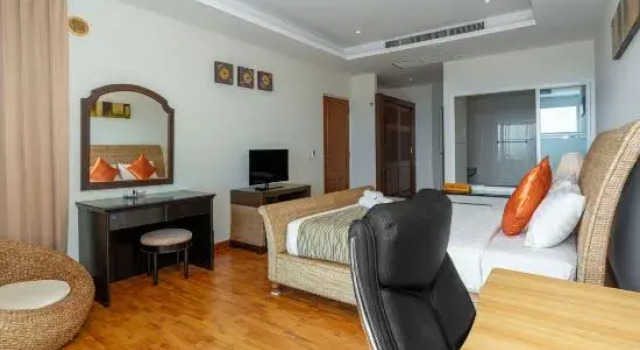 Люкс с 2 комнатами с видом на бассейн Hillside Seaview Residence, Karon