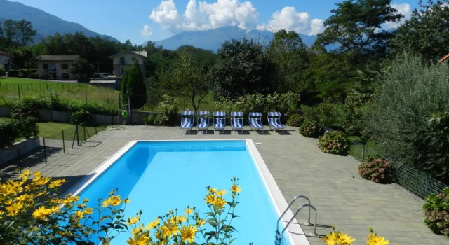 Residence Girasole Casa Rossa B, Book Hotel Hotels in Como with a Pool, Swimming Pool