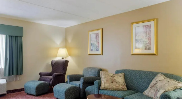 Четырёхместный номер Deluxe All Seasons Inn & Suites Smithfield Providence
