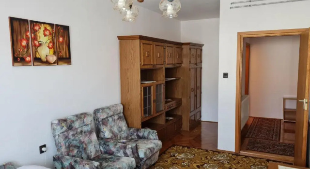 Gyöngyvirág Apartman Lenti, Book Lejlighed Hoteller i Western Transdanubia med parkering, Parkering