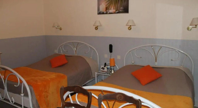 Четырёхместный номер Standard Logis Hôtel Beauséjour