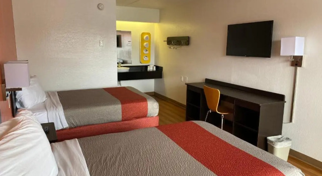 Четырёхместный номер Standard Motel 6-Memphis, TN - Downtown