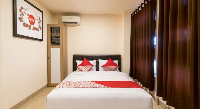 Люкс Deluxe OYO 786 Sutomo Guest House
