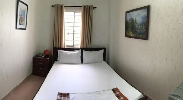 Кровать в общем номере Hong Vinh Hotel