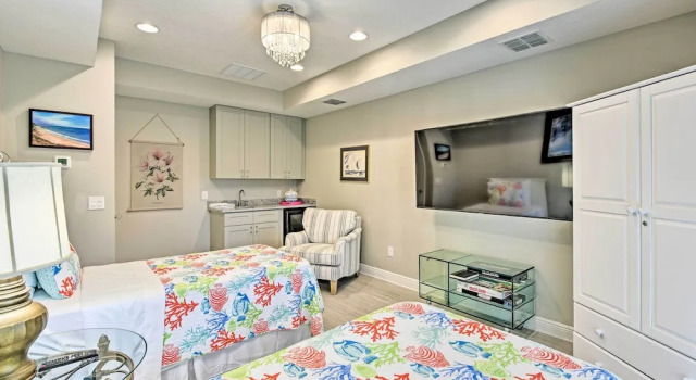 'chic on the Beach' Luxe Anna Maria Island Retreat