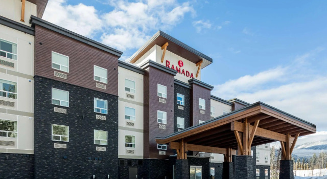 Кровать в общем номере Ramada by Wyndham Revelstoke