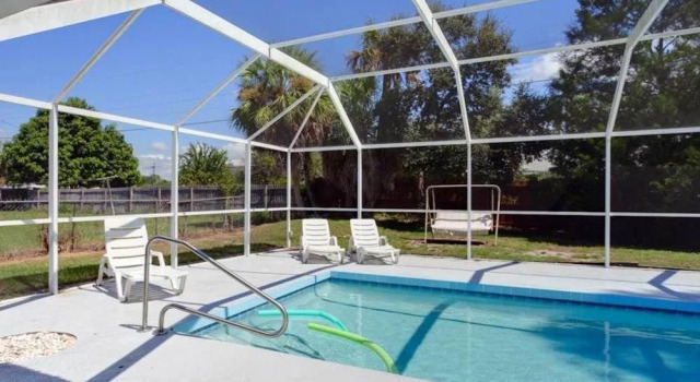 Parkdale Venice Island 4 Br Home by RedAwning