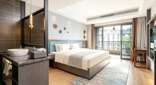 Двухместный люкс с балконом и с видом на океан Sansheng Sanshi 180° River View Courtyard (Yunqiao, Fenghuang Ancient Town)