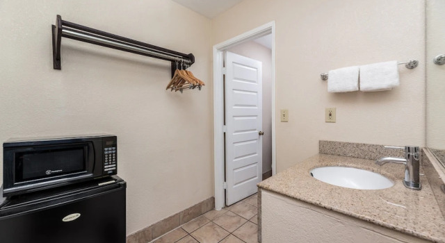 Четырёхместный номер Deluxe с видом на воду Red Roof Inn Stockton