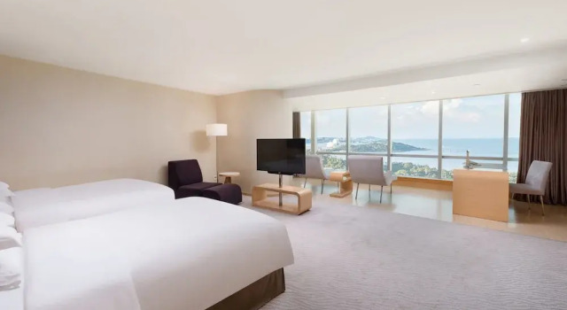 Четырёхместный номер Standard с видом на море Crowne Plaza Zhuhai City Center by IHG