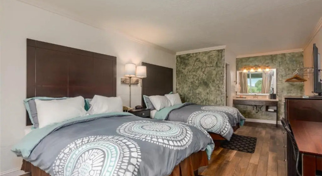 Двухместный номер Standard с балконом Fairway Inn