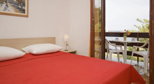 Кровать в общем номере с 6 комнатами с видом на море Apartments Valentina-B