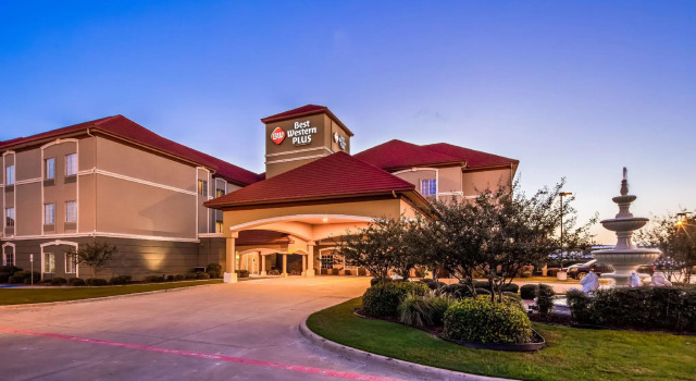 Кровать в общем номере Best Western Plus Monica Royale Inn & Suites