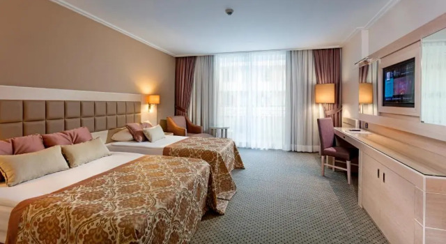 Трёхместный номер Standard Miracle Resort Hotel