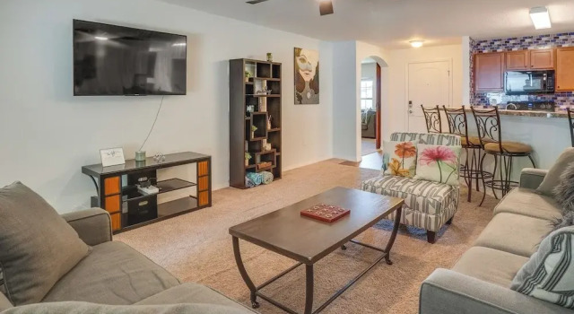 Коттедж Tavares Retreat w/ Covered Patio & Private Yard