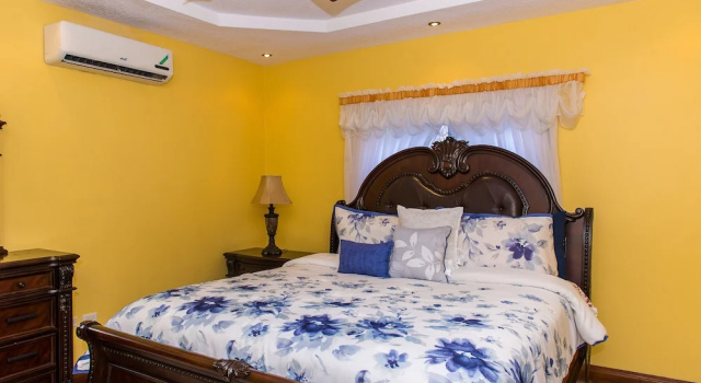 Семейные апартаменты с балконом и с видом на горы Kingston Luxury Family Retreat