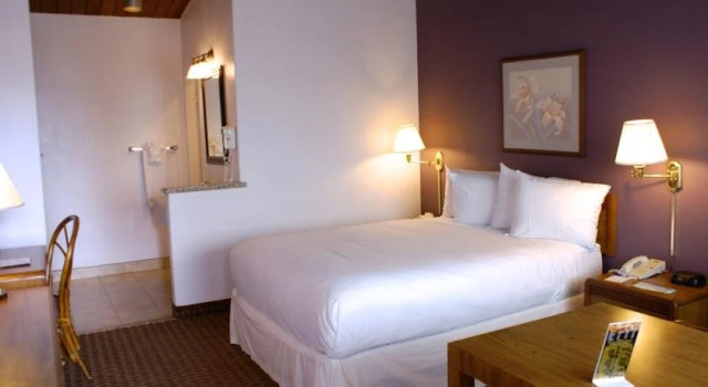 Days Inn San Diego Airport Convention Center/Harbor View, Забронировать Отель Отели Сан-Диего с парковкой, рядом с AD Nightclub, Парковка