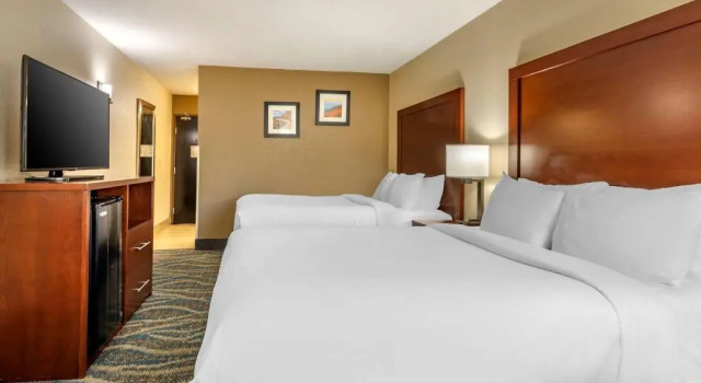 Четырёхместный номер Standard Comfort Inn Asheville East-Blue Ridge Pkwy Access