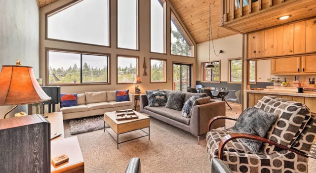 Коттедж с 3 комнатами с балконом Deck + Fireplace: Log Cabin in Tahoe Donner!