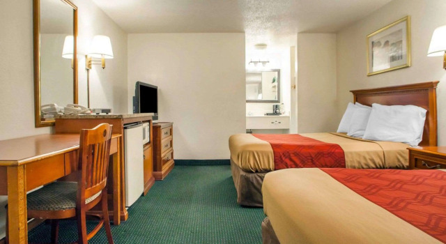Четырёхместный номер Standard Econo Lodge Somers Point