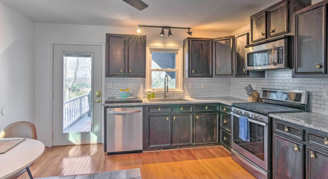 Коттедж Blue Ridge Retreat w/ Mountain Views & Deck